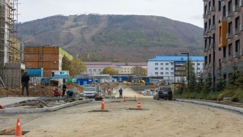 Строительство улицы Смирнова в Южно-Сахалинске проинспектировал мэр