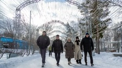 Мэр Южно-Сахалинска проверил готовность городского парка к новогодним праздникам 