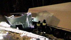 На Урале грузовик с пивом протаранил тягач, который вез 15 тонн пельменей