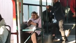 Пьяные пассажиры автобуса с бутылкой водки напугали сахалинку