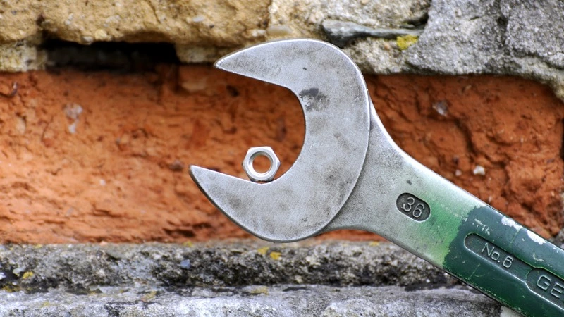 Пьяный сахалинец утащил из чужой квартиры водонагреватель с помощью гаечного ключа