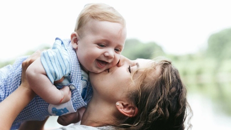 Маме с малышом помогли найти работу на время учебы в техникуме в Долинске