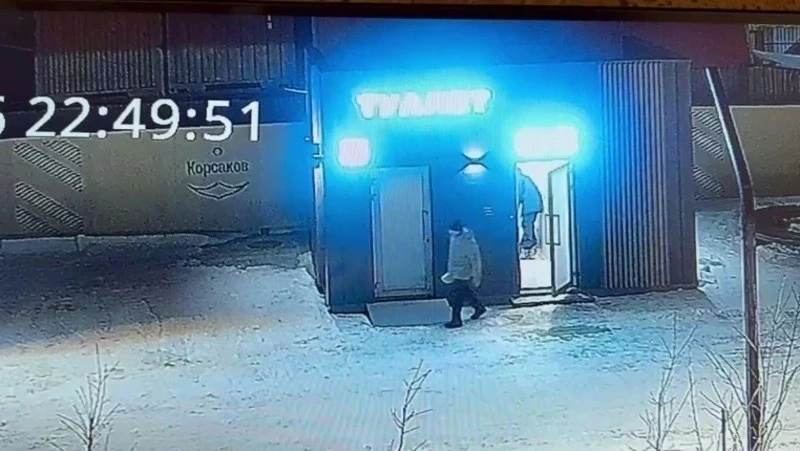 Полиция нашла вандалов, разгромивших общественный туалет в Корсакове