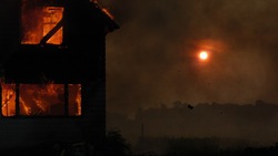 Диван горел открытым пламенем в квартире многоквартирного дома в Шахтерске