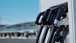 Станции для зарядки электромобилей появились на парковке у аэровокзала Южно-Сахалинск