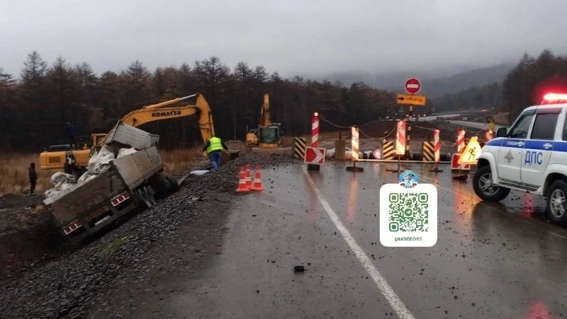 Водитель грузовика улетел в кювет и врезался в экскаватор в Томаринском районе 