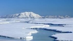 Более двухсот человек остались на оторванной льдине у берегов Сахалина