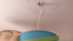 SKR-SOS: сосульки и снег на крыше дома угробили сахалинке натяжной потолок