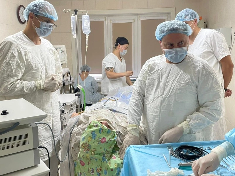 Сахалинские лоры учатся делать операции по-новому