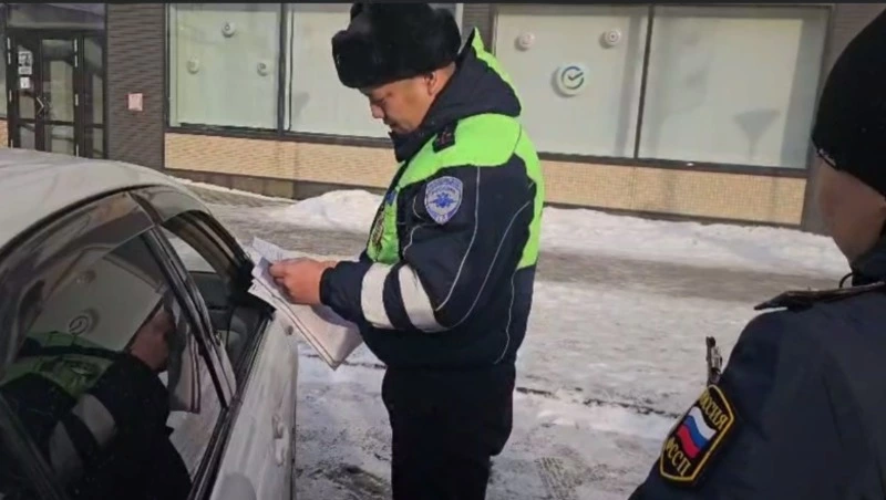 Почти 30 машин отогнали на штрафстоянку в Сахалинской области на выходных 