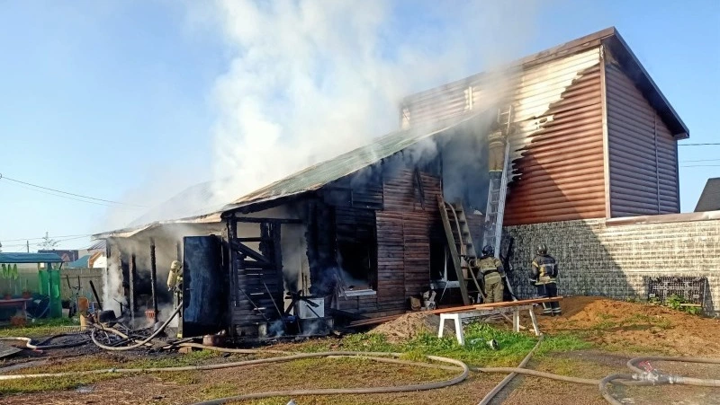 16 пожарных тушили частный дом на улице 1-й Октябрьской в Южно-Сахалинске