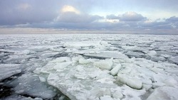 Рыбакам напомнили об опасности выхода на лед в заливе Мордвинова 25 марта