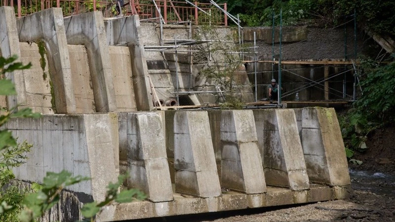 Комплексный ремонт и очистка верхнего водохранилища стартовали в Синегорске