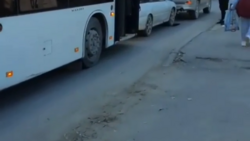 Автобус и две иномарки выстроились в «паровозик» в Южно-Сахалинске