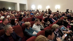 Лимаренко поговорил с холмчанами о медицине и помог женщине-инвалиду по зрению