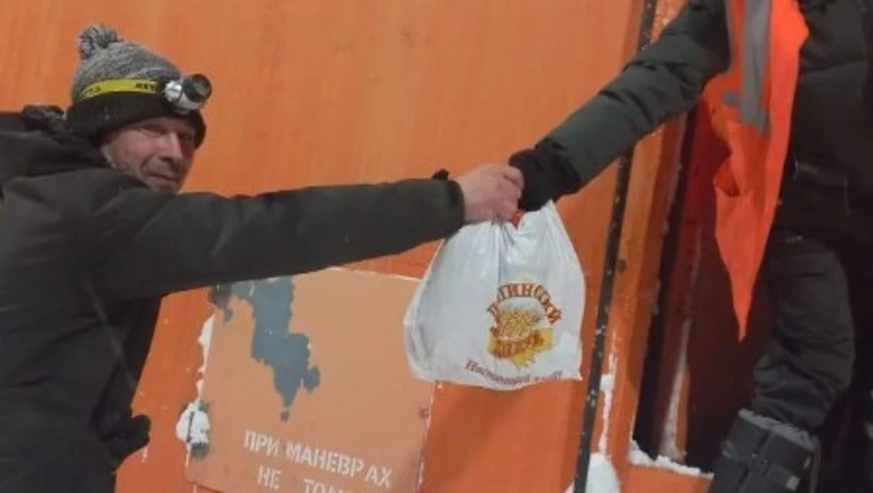 Сотрудники РЖД доставили хлеб в села Долинского района