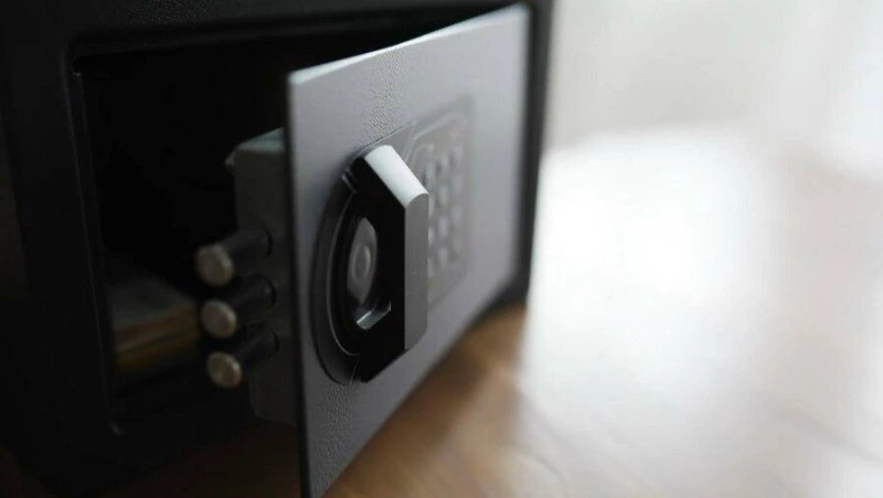 Двое сахалинцев ответят в суде за кражу сейфа с золотом из квартиры в Холмске