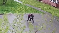 Мужчины устроили драку во дворе Южно-Сахалинска