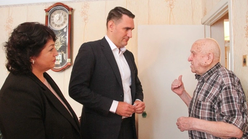 В Корсакове с наступающим Новым годом поздравили ветерана Великой Отечественной войны