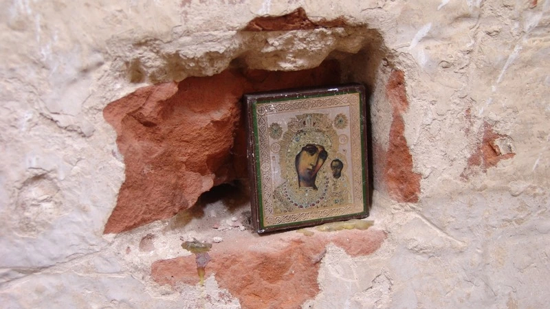 Корсаковец украл у гостеприимных друзей икону, нательный крест и перфоратор