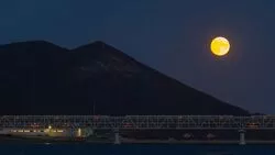 Огромная луна над морем привлекла внимание жителей Сахалина