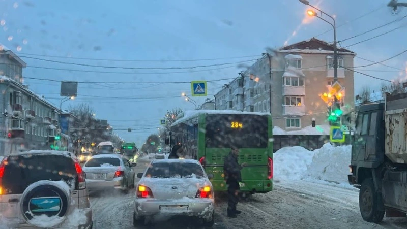 В Южно-Сахалинске Subaru врезался в пассажирский автобус 
