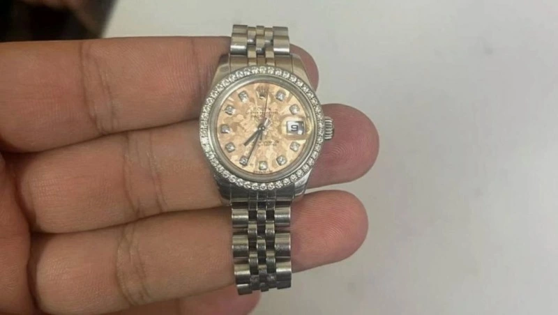 Конюх украл золото и часы Rolex из дома хозяйки конной фермы в Южно-Сахалинске