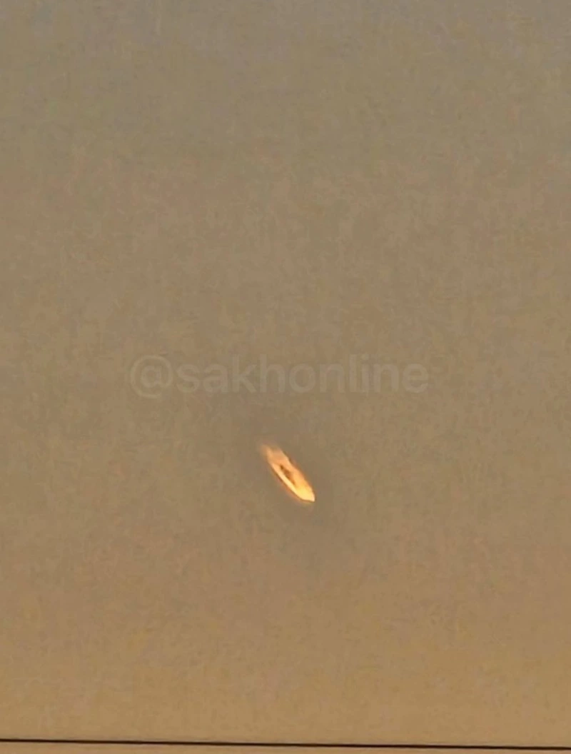 Падающий горящий объект заметили в небе над Южно-Сахалинском