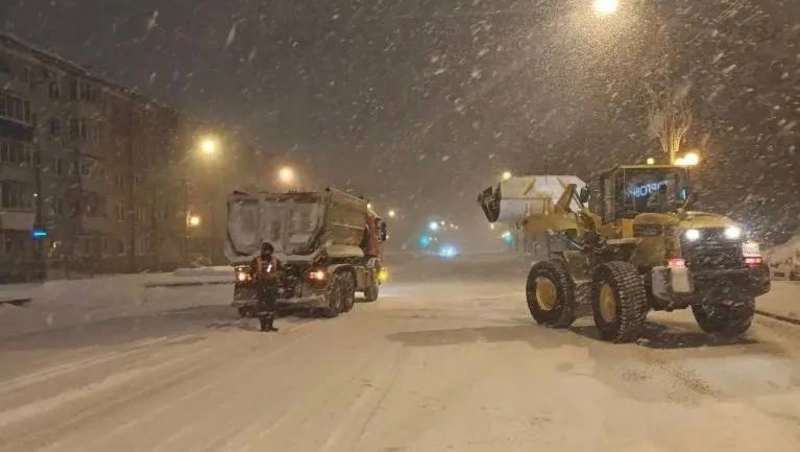 Южно-Сахалинск утром 8 января: транспорт ходит, дороги открыты, техника на улицах