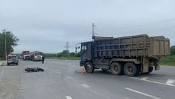 Мотоциклист попал под колеса грузовика в Южно-Сахалинске