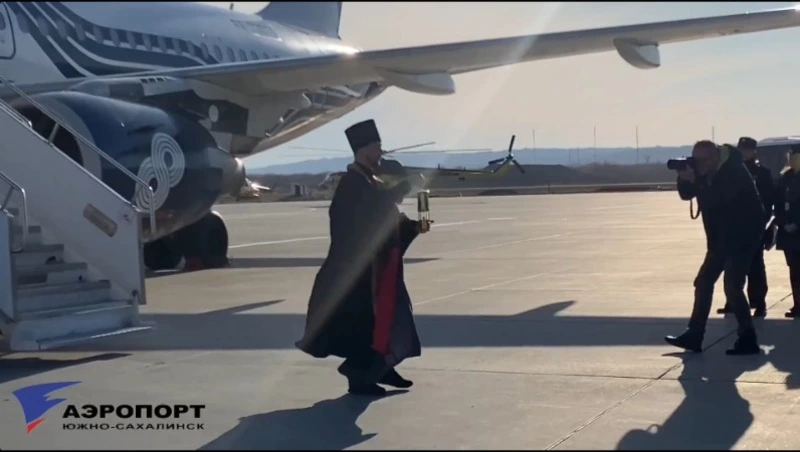 Благодатный огонь из Иерусалима доставили в Южно-Сахалинск