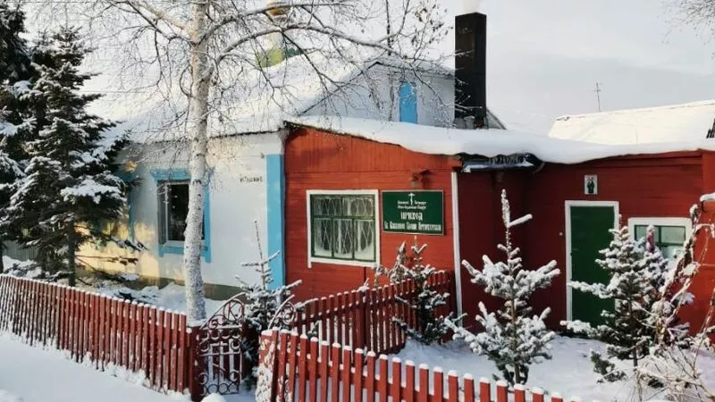 Сахалинский архиепископ провел службу в храме, ставшем знаковым для возрождения православия