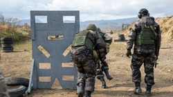 Военнослужащие на Сахалине отработали тактику ведения боя в городских условиях