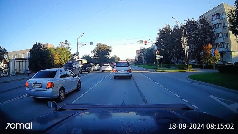 Зеленый автобус чуть не сбил людей на пешеходном переходе в Южно-Сахалинске 