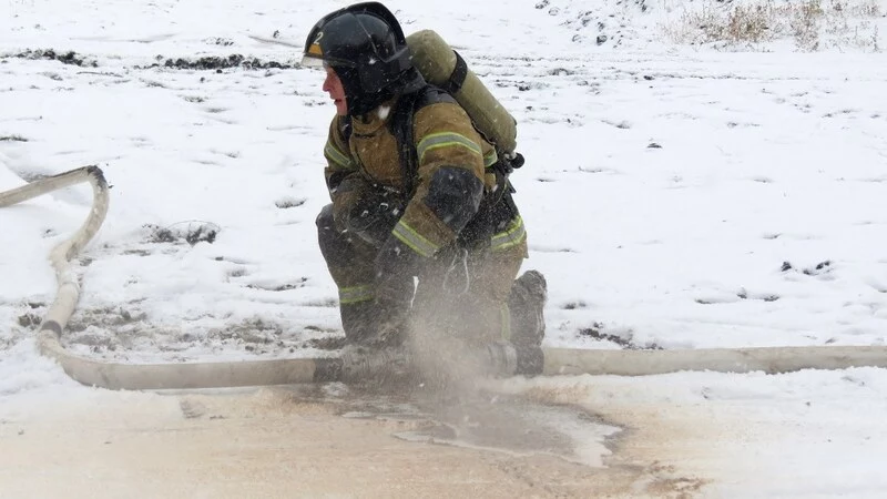 200 литров топлива вылилось из бензовоза на сахалинской трассе