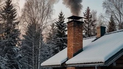 Газодымозащитная служба помогла потушить огонь от дымовой трубы в Южно-Сахалинске