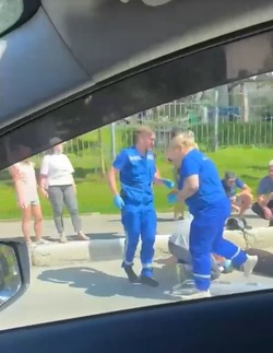 Мотоциклиста увезли в больницу после ДТП в Южно-Сахалинске  