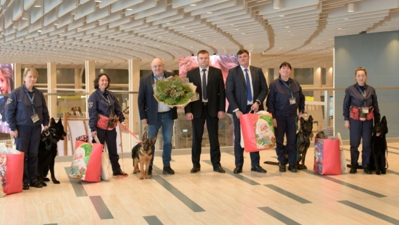 Аэровокзал Южно-Сахалинска торжественно принял в команду четвероногих инспекторов