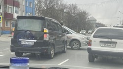 Авария на улице Ленина в Южно-Сахалинске собрала пробку днем 10 ноября