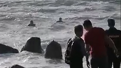 В Холмске утонула девочка-подросток, делая селфи на фоне бушующего моря