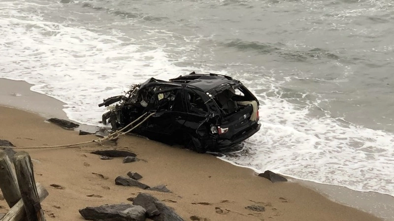 На Сахалине водитель BMW вылетел с мокрой трассы в море и погиб