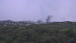 Вулкан Эбеко на Курилах выбросил пепел на высоту более 2 километров утром 4 сентября
