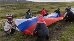 На Парамушире в День России развернули национальный флаг  