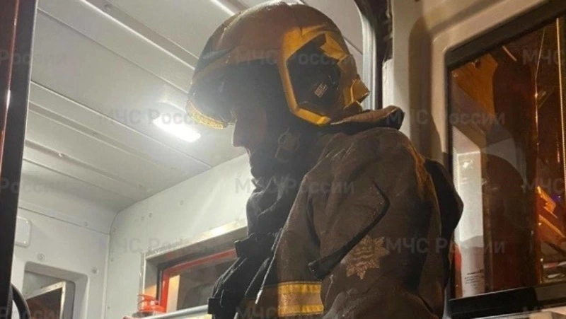 Четырнадцать человек тушили стоматологический кабинет ЦРБ Анивы