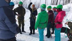 Ученики сахалинской школы горной подготовки вяжут узлы и ждут конца карантина