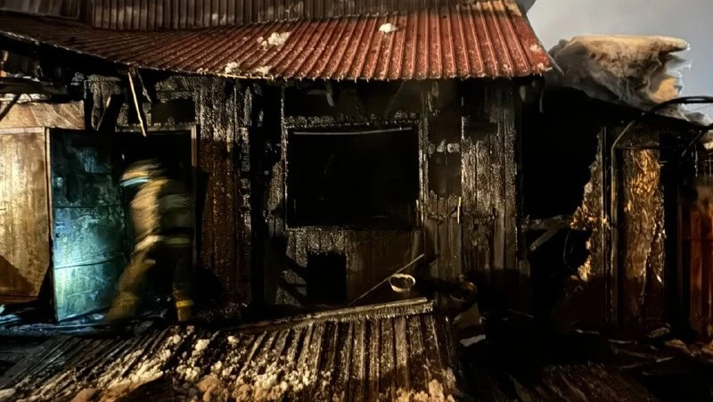 Следователи Южно-Сахалинска установят причины пожара, в котором погибла женщина