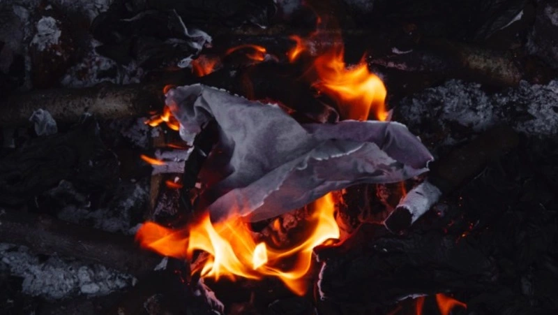 Забитый мусором гараж загорелся в Охинском районе