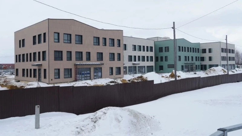 Коммунальщики завершают подключение к водоснабжению новой поликлиники в Хомутово