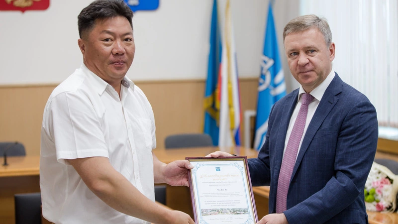 Мэр Южно-Сахалинска наградил сотрудников за задержание нападавшего с топориком