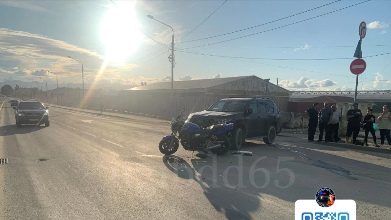 Мотоциклист без прав получил травмы после столкновения с внедорожником в Южно-Сахалинске